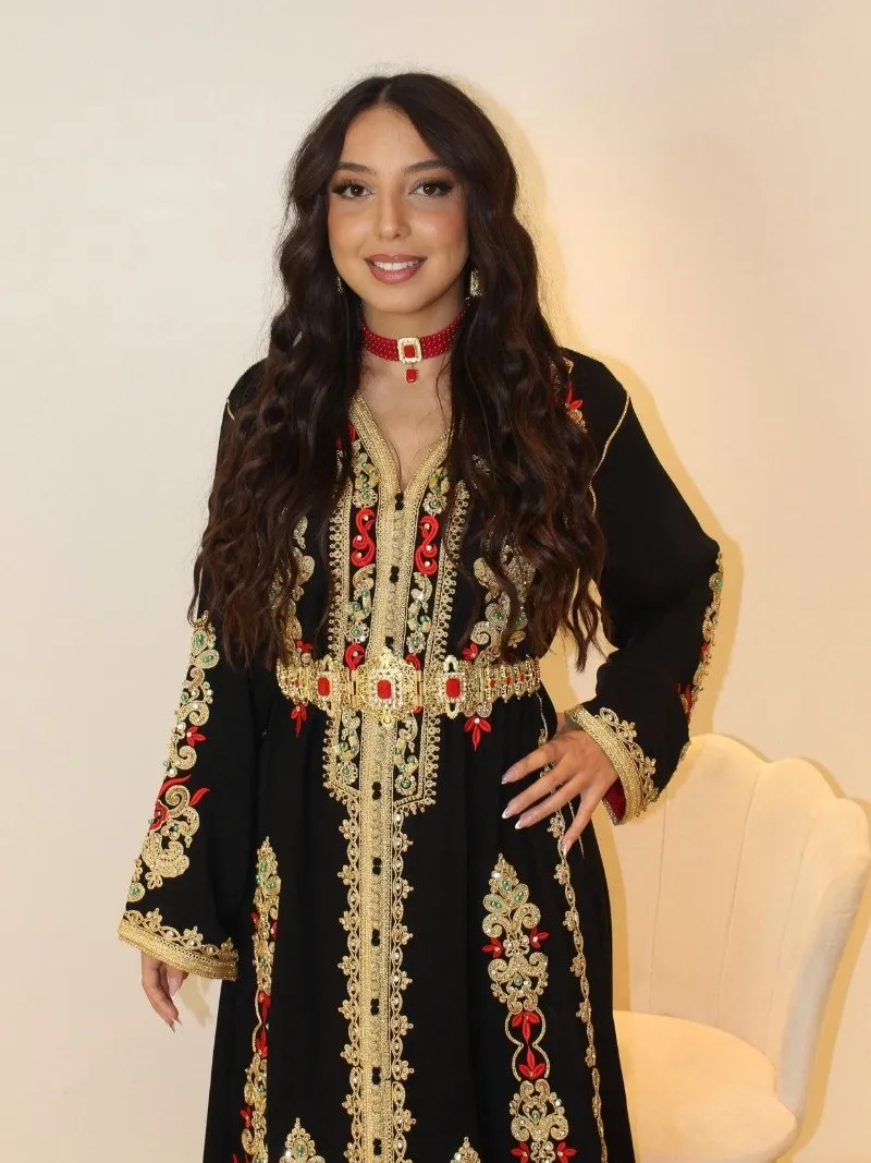 Caftan Mounia noir en crêpe avec broderie dorée et motifs rouges