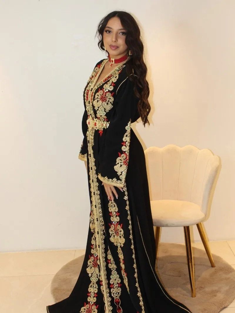 Caftan Mounia noir en crêpe avec broderie dorée et motifs rouges