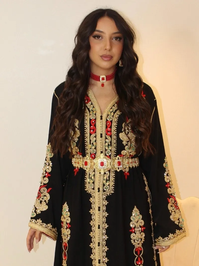 Caftan Mounia noir en crêpe avec broderie dorée et motifs rouges