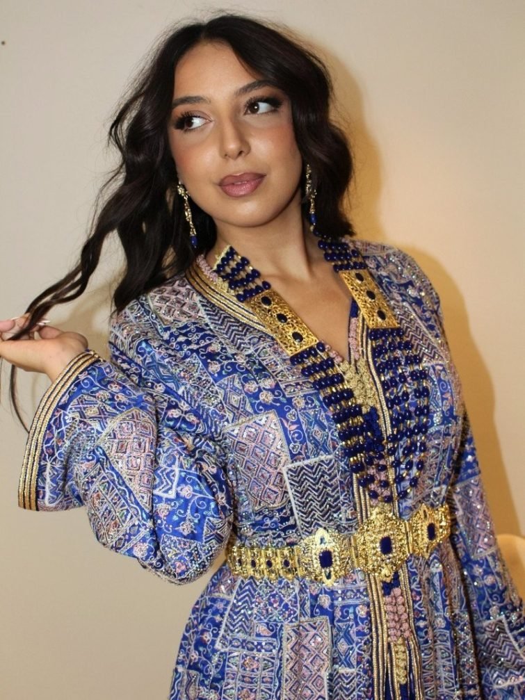Takchita Arwa Bleu en tissu sari indien, disponible en taille XL.