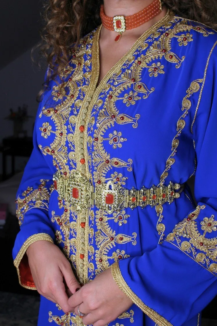 Détail de la broderie dorée et des perles sur le Caftan Zina bleu