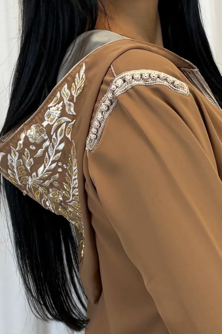 Une-femme-portant-la jellaba-Amal-en-crêpe