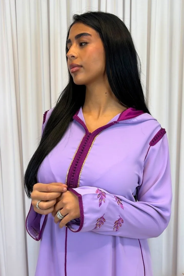 Une-femme-portant-la jellaba-Amal-en-crêpe