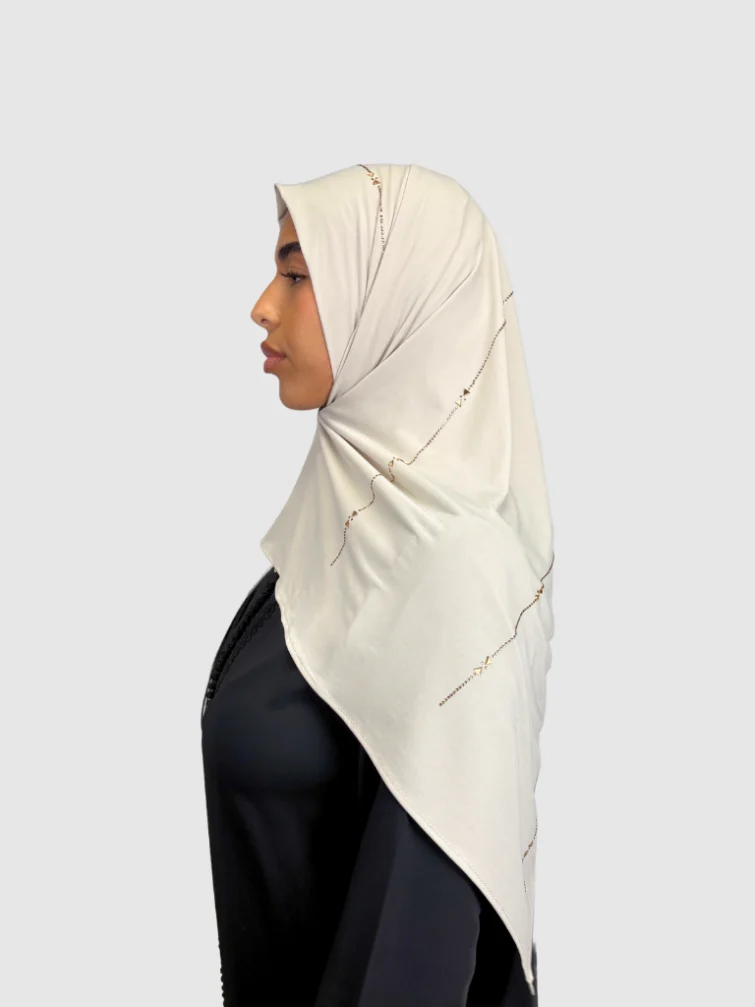Foulard premium avec strass délicatement posé, disponible en blanc, browny rose, kabul, sorell brown et beige — un mélange de simplicité et d'éclat.