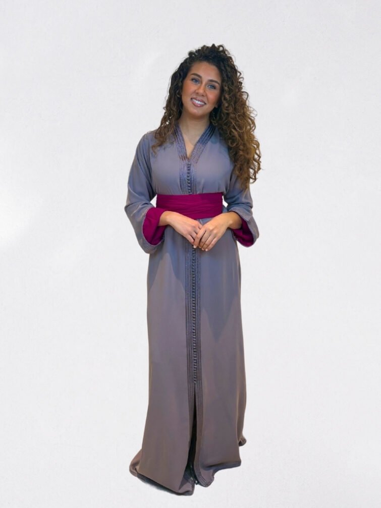 Caftan marocain moderne taupe avec ceinture fuchsia – ISRAYA