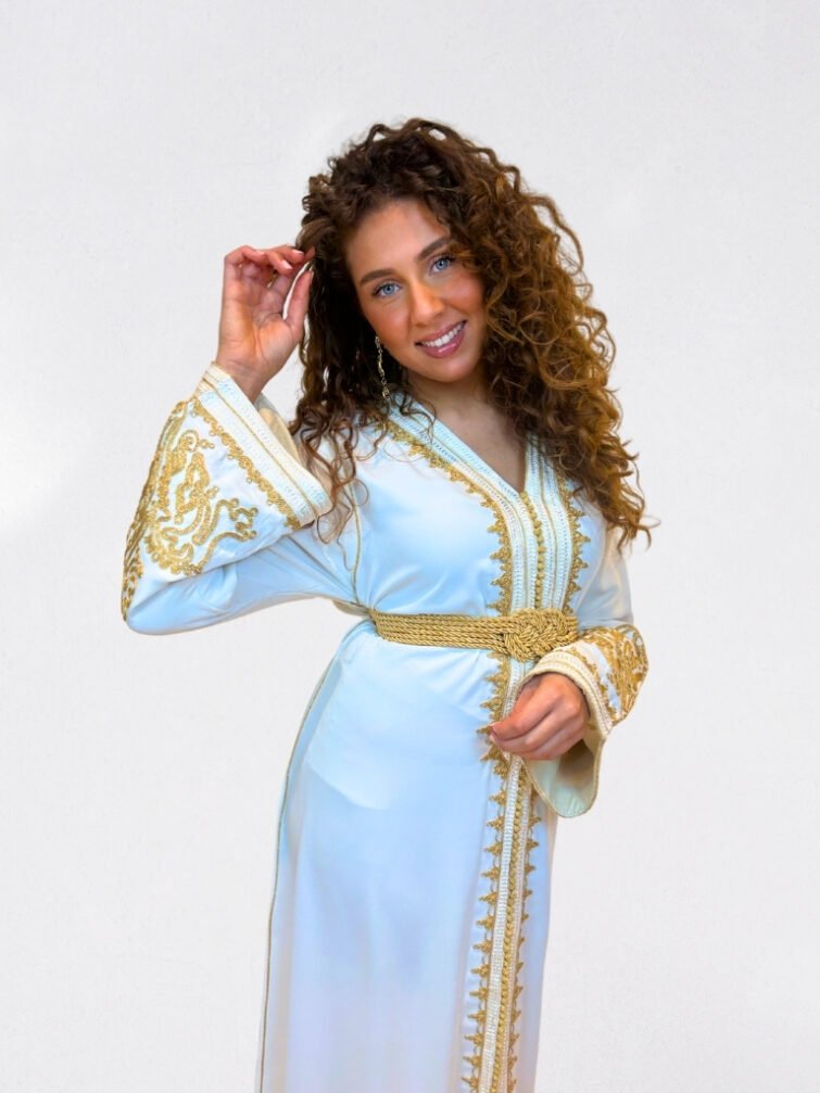 Caftan blanc élégant brodé en doré avec manches pagode – ISRAYA
