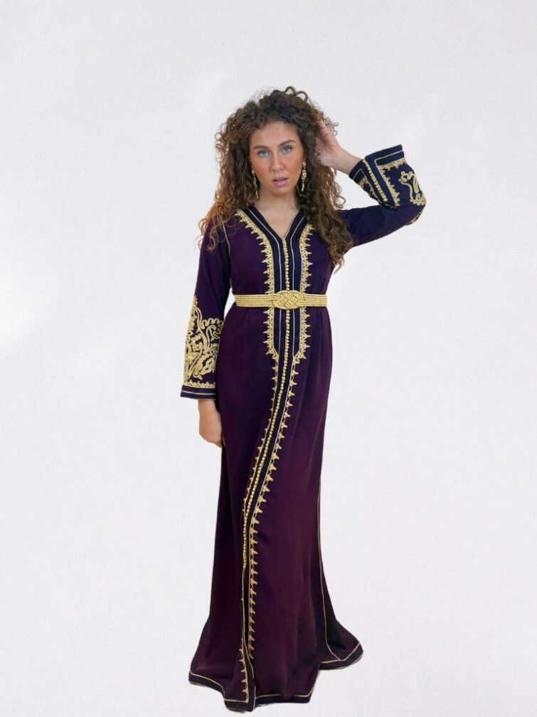 Caftan marocain violet foncé brodé doré avec col V – ISRAYA