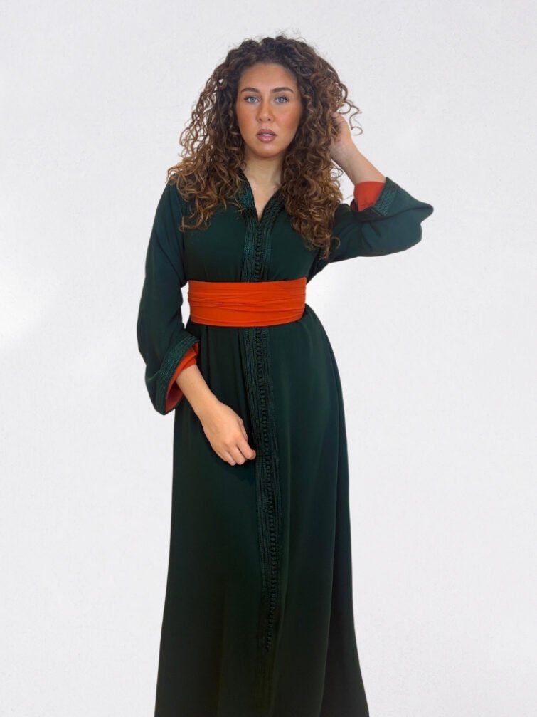 Vue complète du caftan marocain en crêpe avec manches évasées