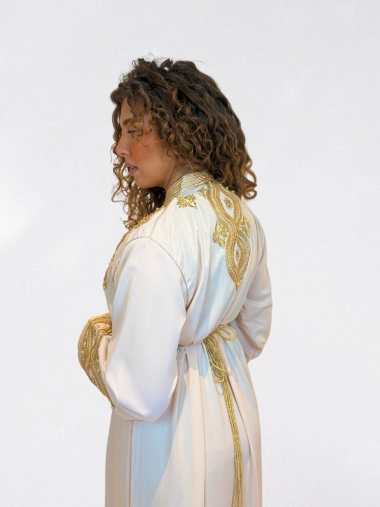 Caftan pour mariée blanc avec broderie Zwaq Maalam – ISRAYA
